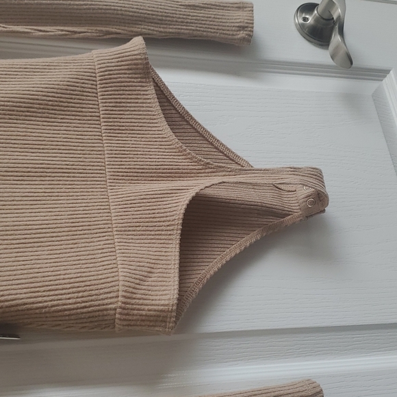 NWT Express Long Sleeve Faux Wrap Front Ribbed Thong Bodysuit Tan/Cream Size: XS - Picture 5 of 5